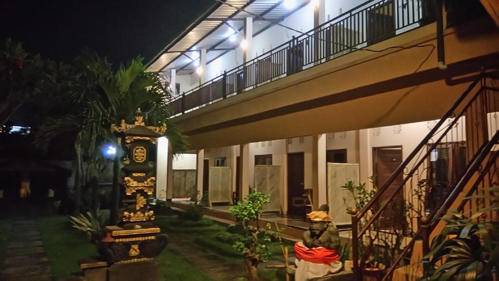 Puji Homestay Матарам Екстериор снимка
