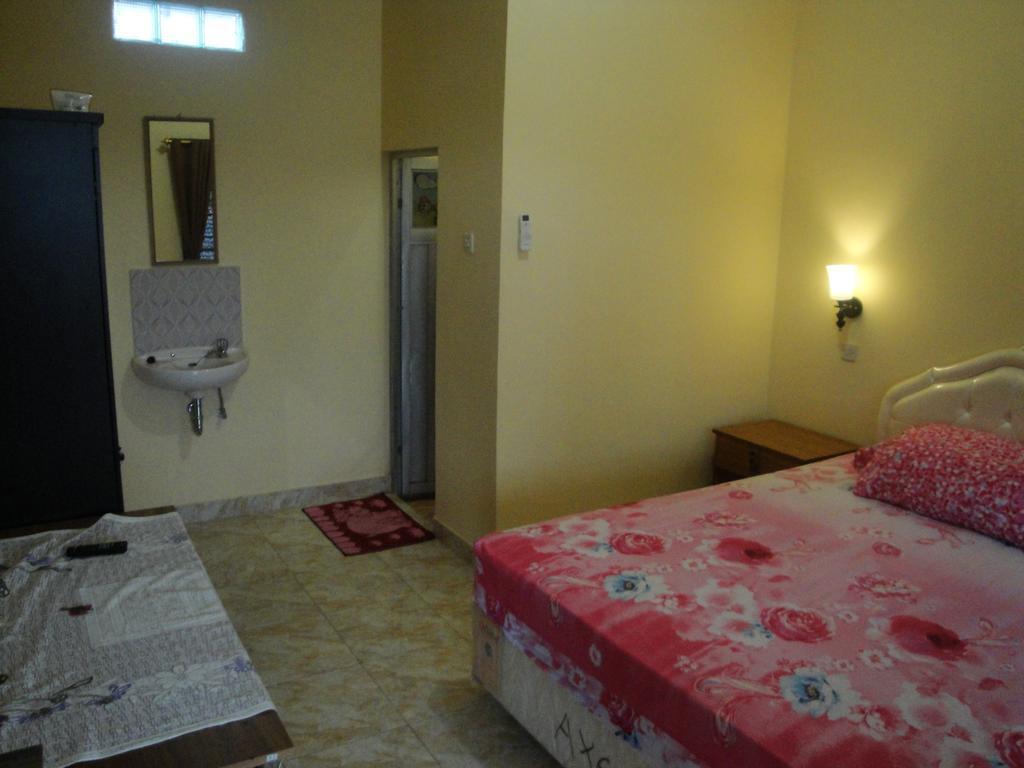 Puji Homestay Матарам Екстериор снимка
