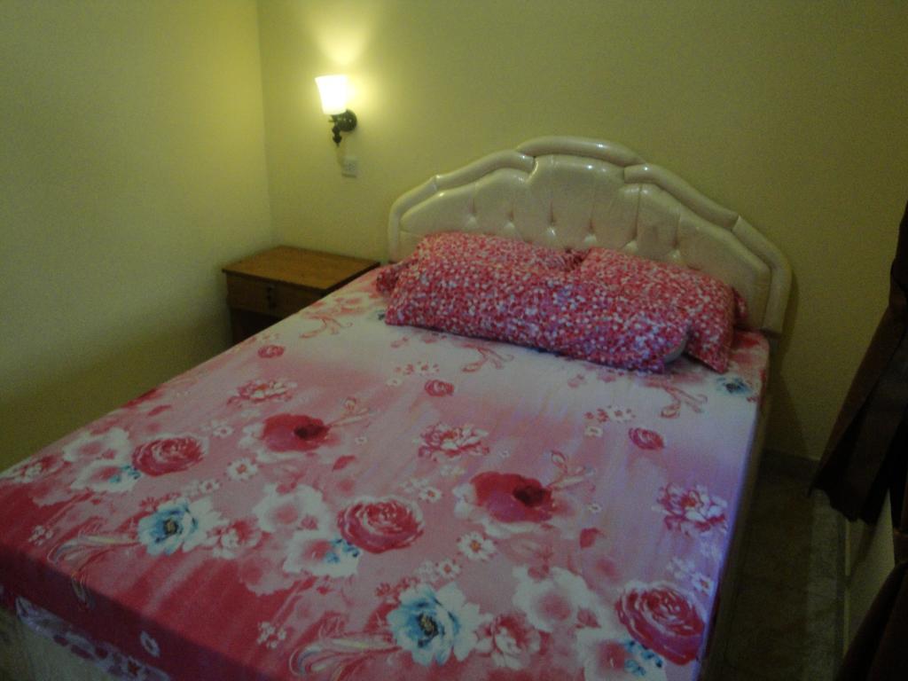 Puji Homestay Матарам Екстериор снимка
