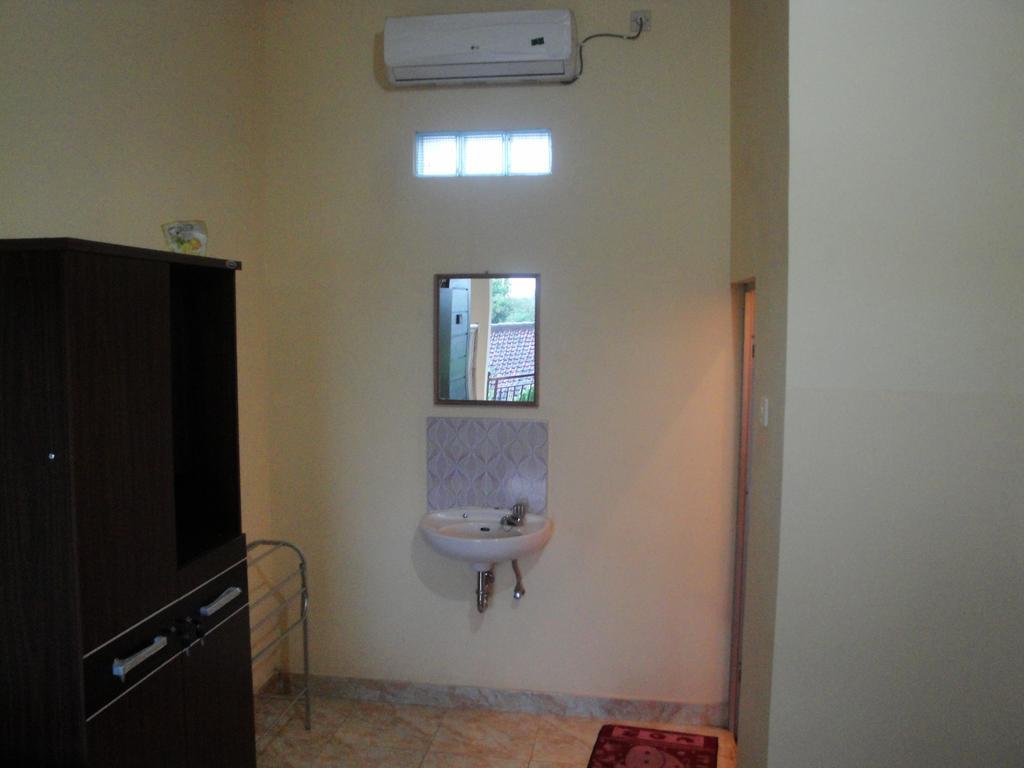 Puji Homestay Матарам Екстериор снимка
