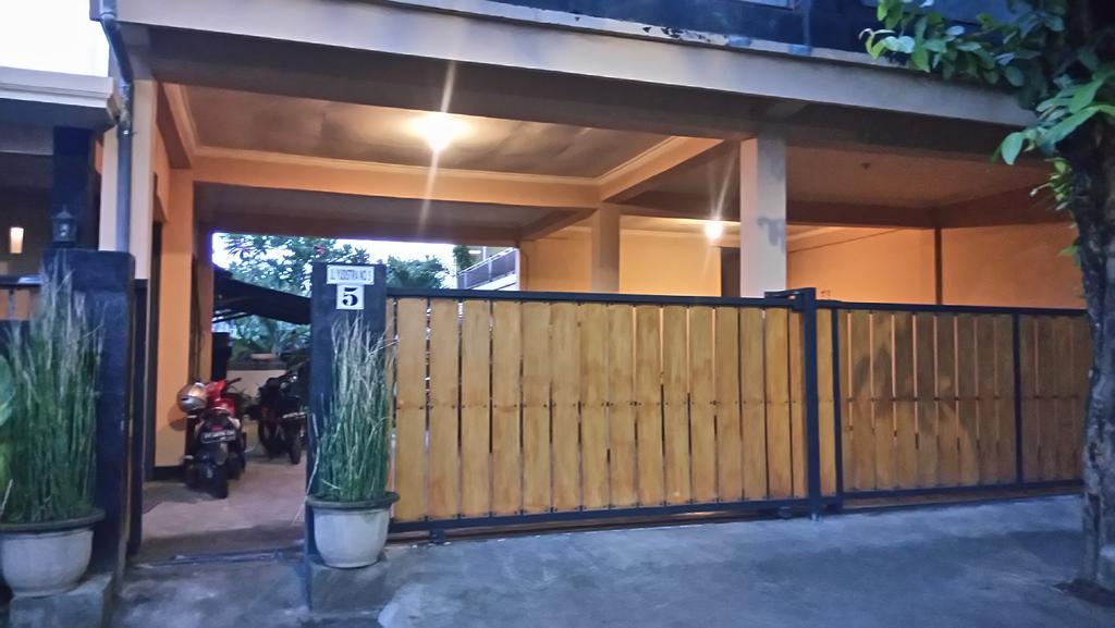 Puji Homestay Матарам Екстериор снимка