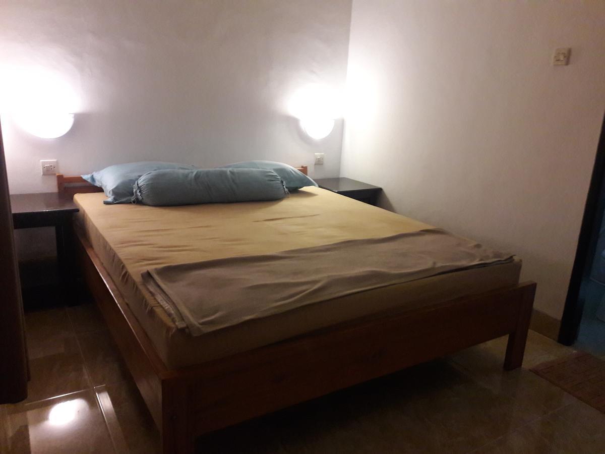 Puji Homestay Матарам Екстериор снимка